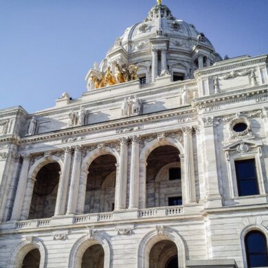 Detail front of the MN state capitol building